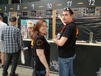 Dos personas señalando el tidador numero 10 de la cerveza Rubia &AND en el Barcelona Beer Festival